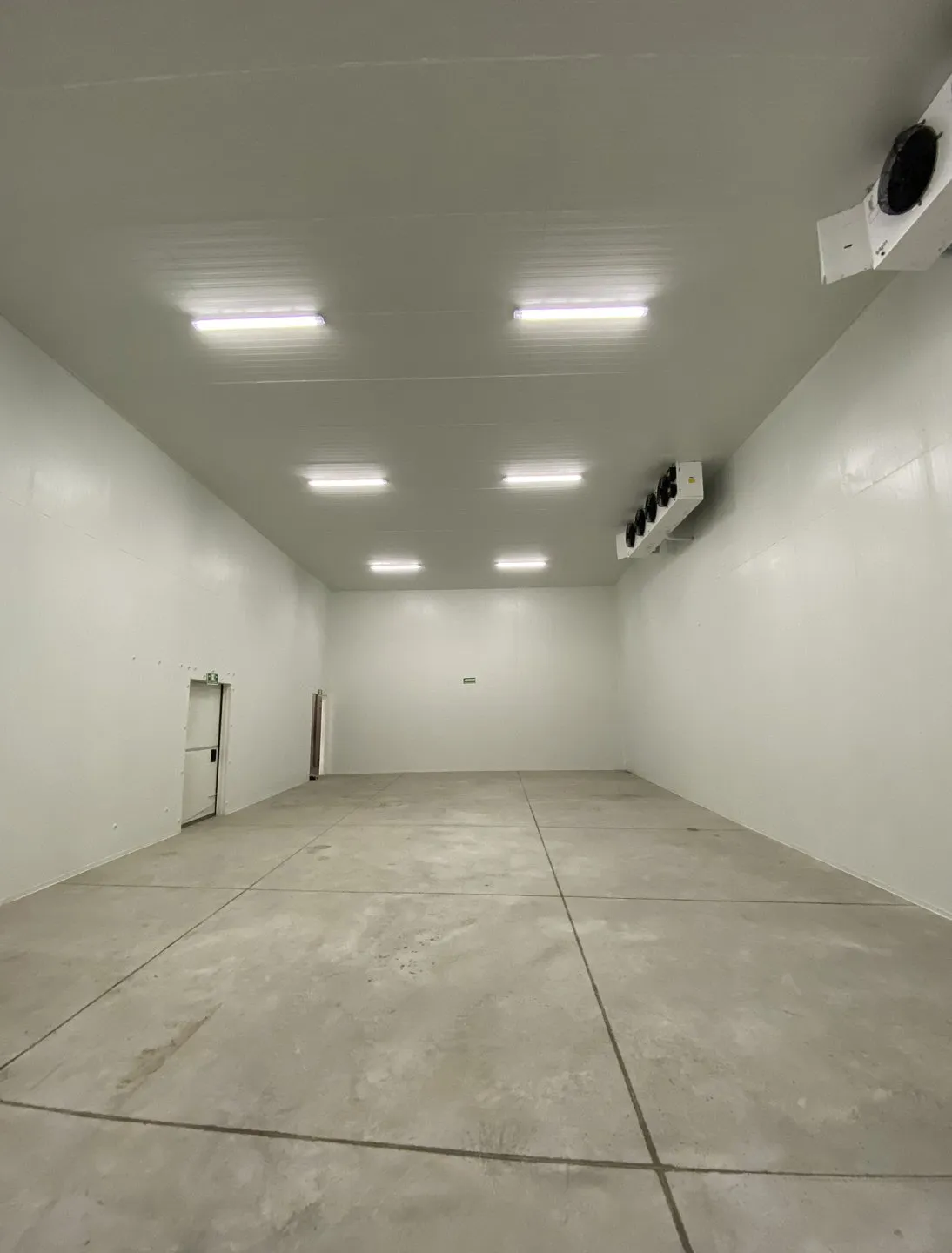 Interior de una cámara fría de FrozenTGZ con evaporadores y piso de concreto