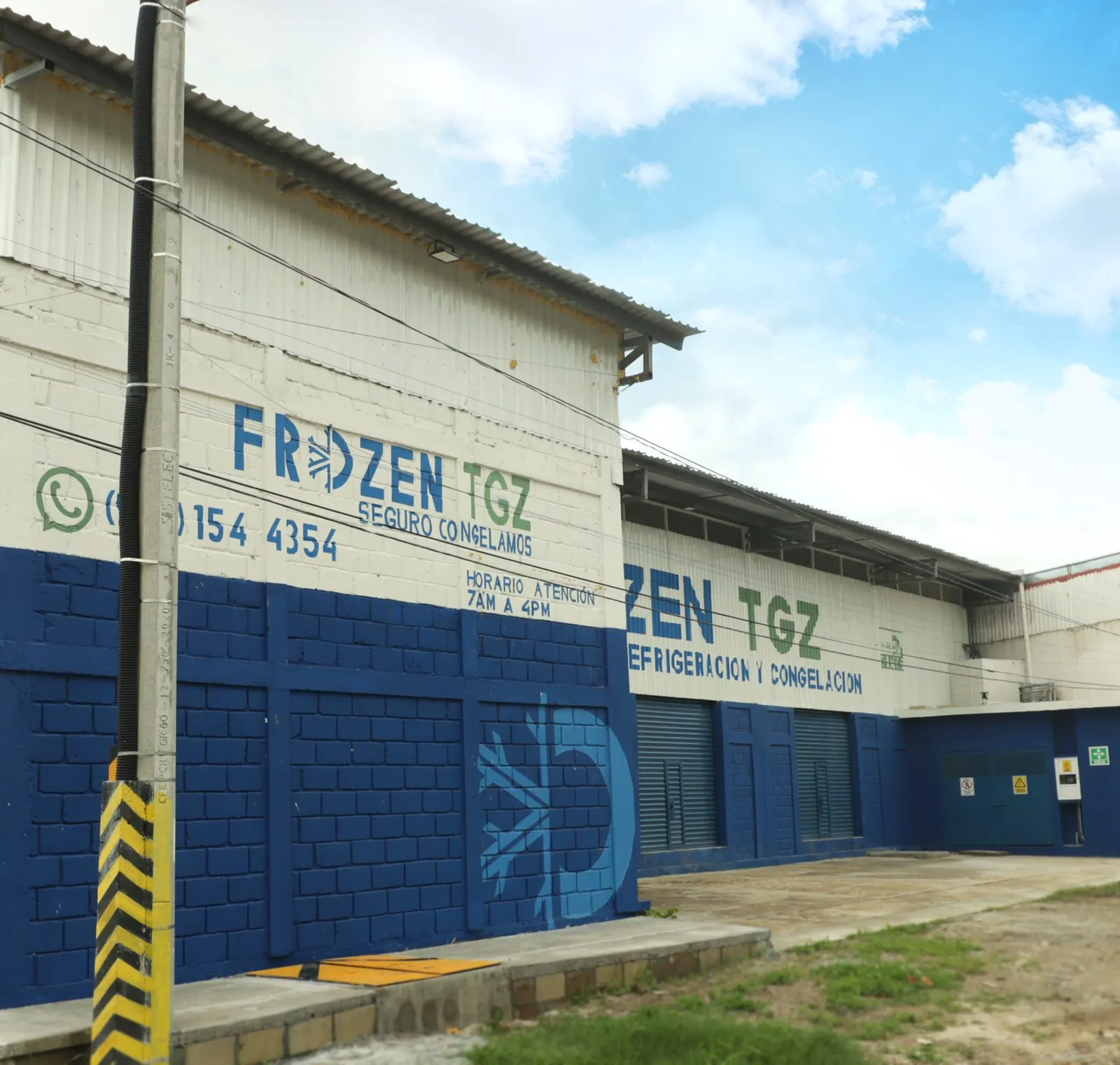 Fachada de FrozenTGZ con el logotipo pintado en la pared